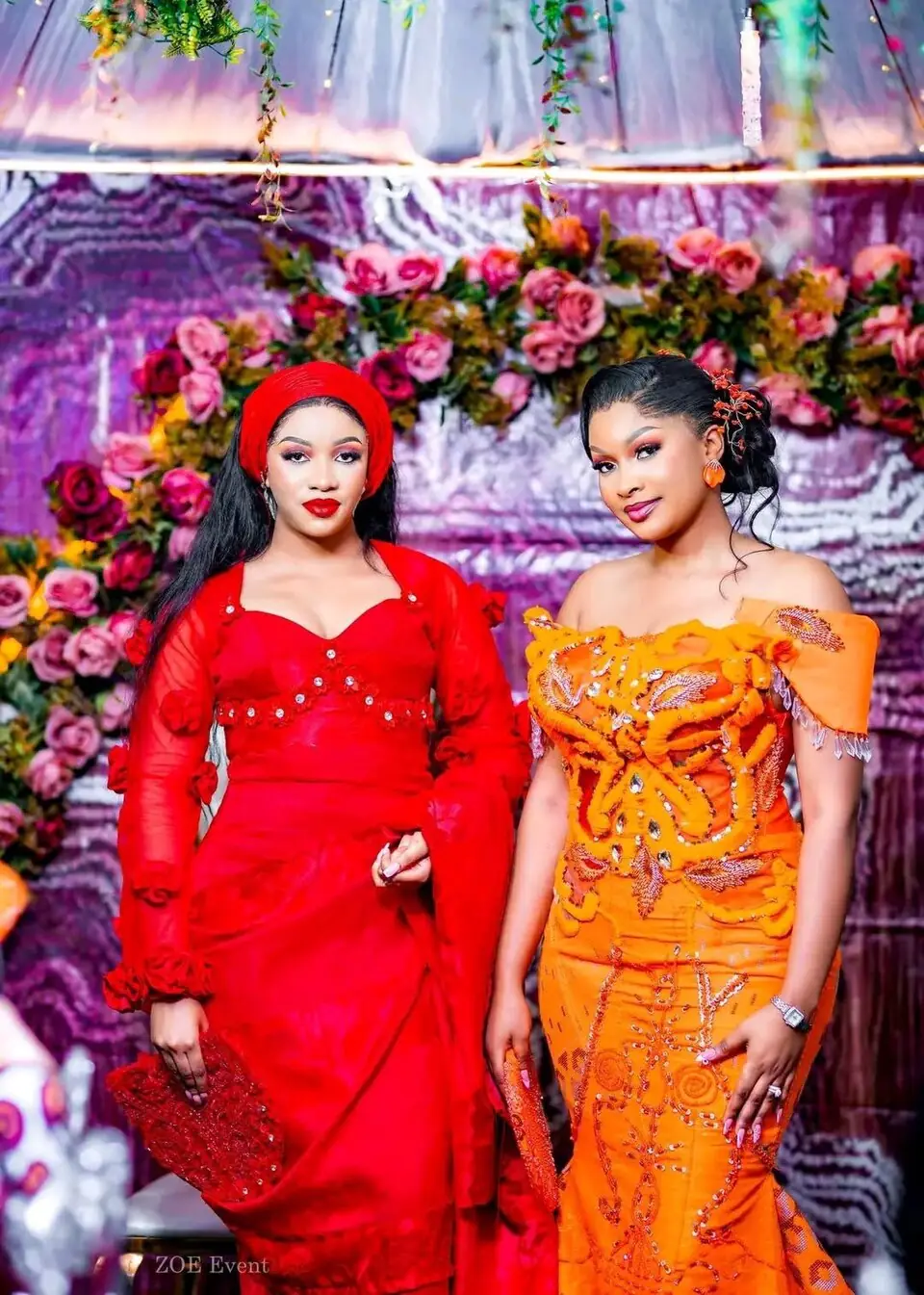 Deux invitées en tenue de fête à un mariage