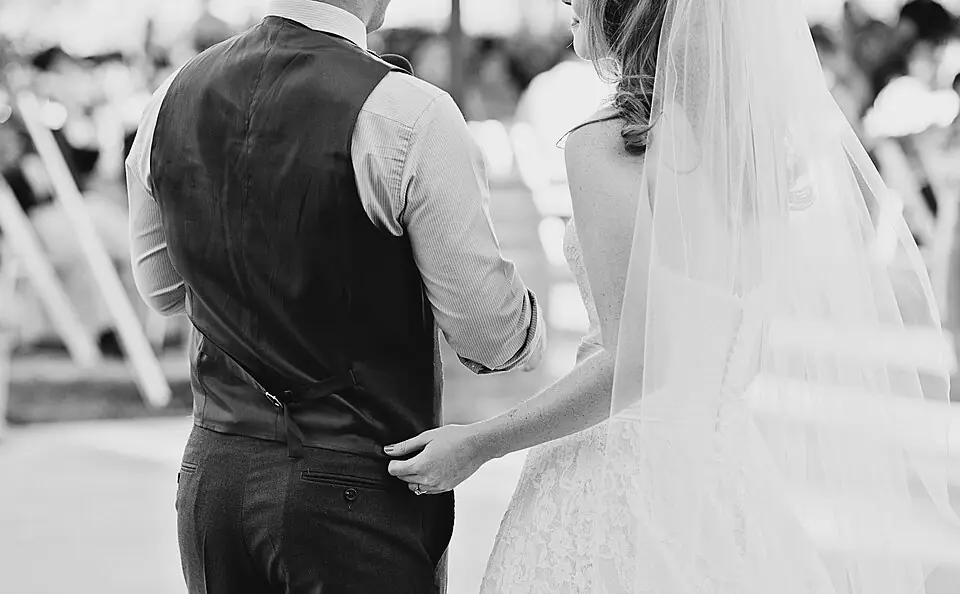 La mariée sourit au marié
